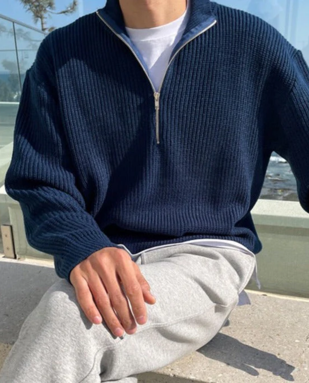 El suéter con cremallera y cuello alto Laruro