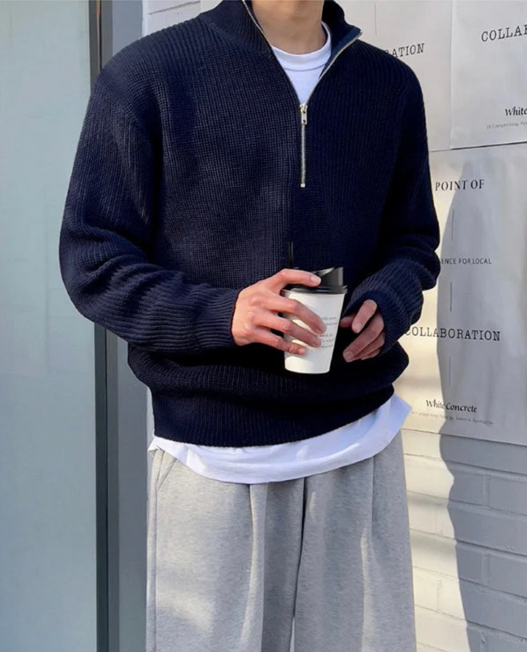 El suéter con cremallera y cuello alto Laruro