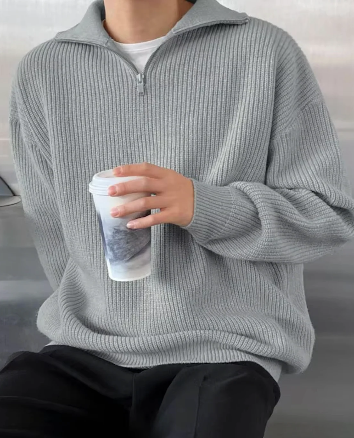 El suéter con cremallera y cuello alto Laruro