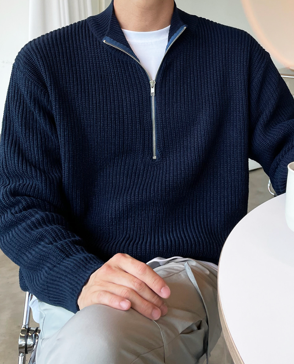 El suéter con cremallera y cuello alto Laruro