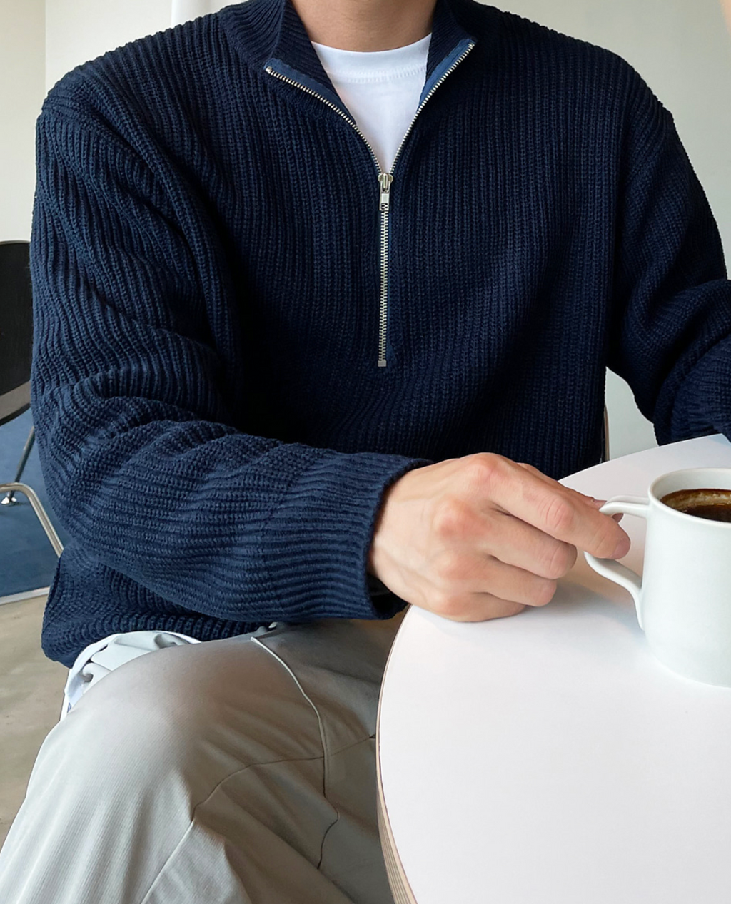 El suéter con cremallera y cuello alto Laruro