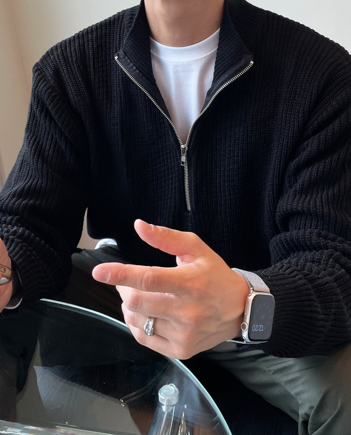 El suéter con cremallera y cuello alto Laruro