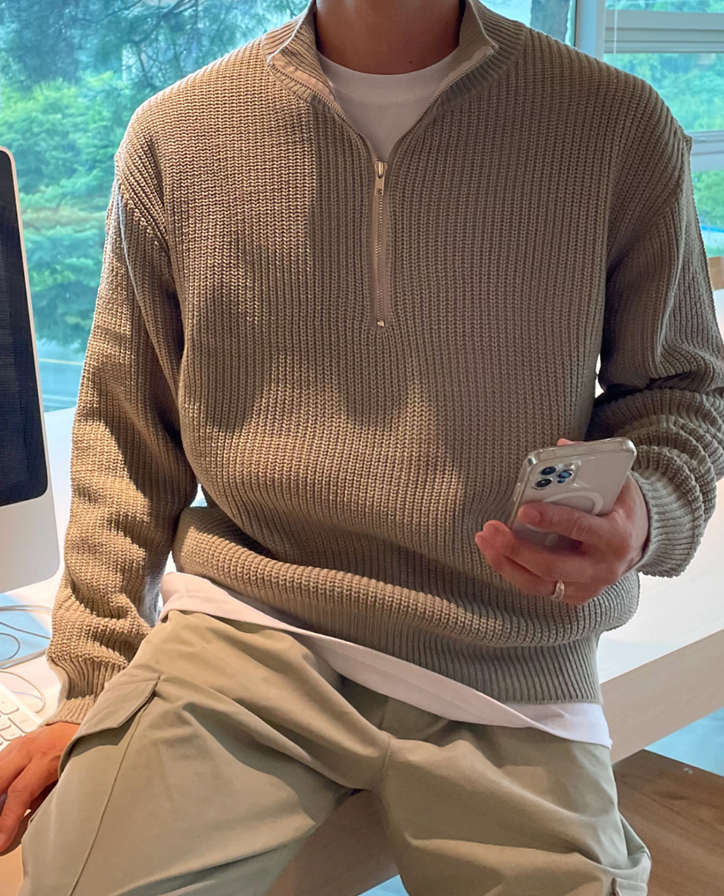 El suéter con cremallera y cuello alto Laruro