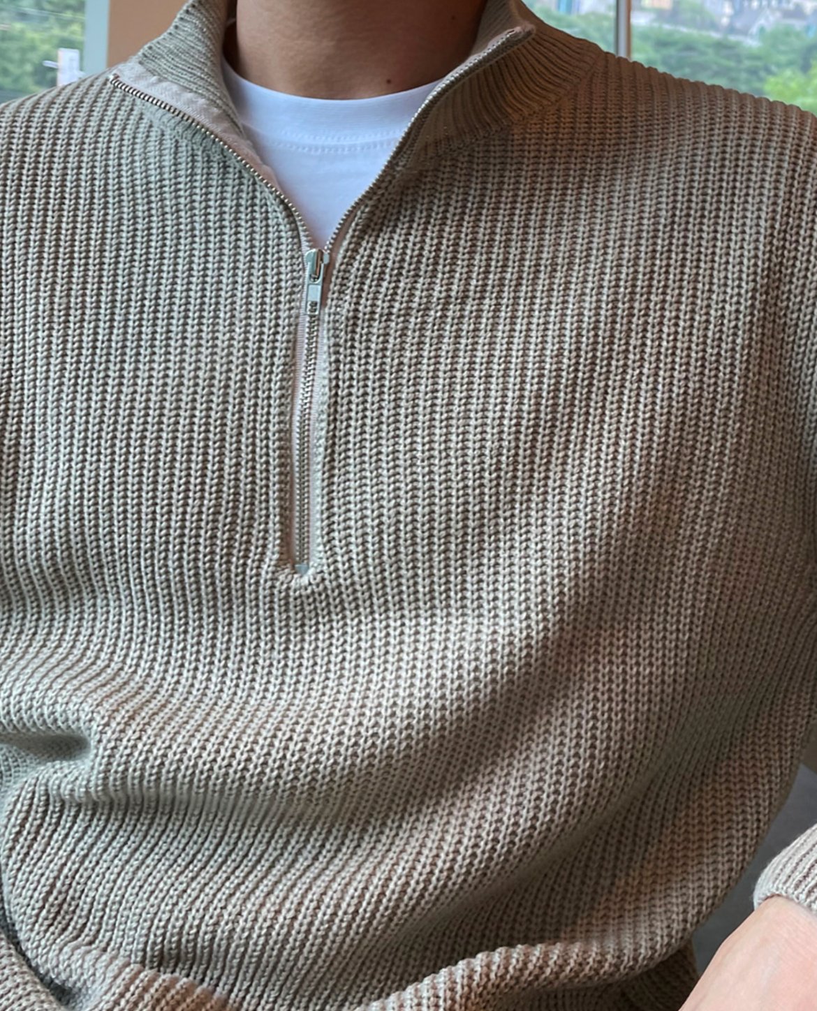 El suéter con cremallera y cuello alto Laruro