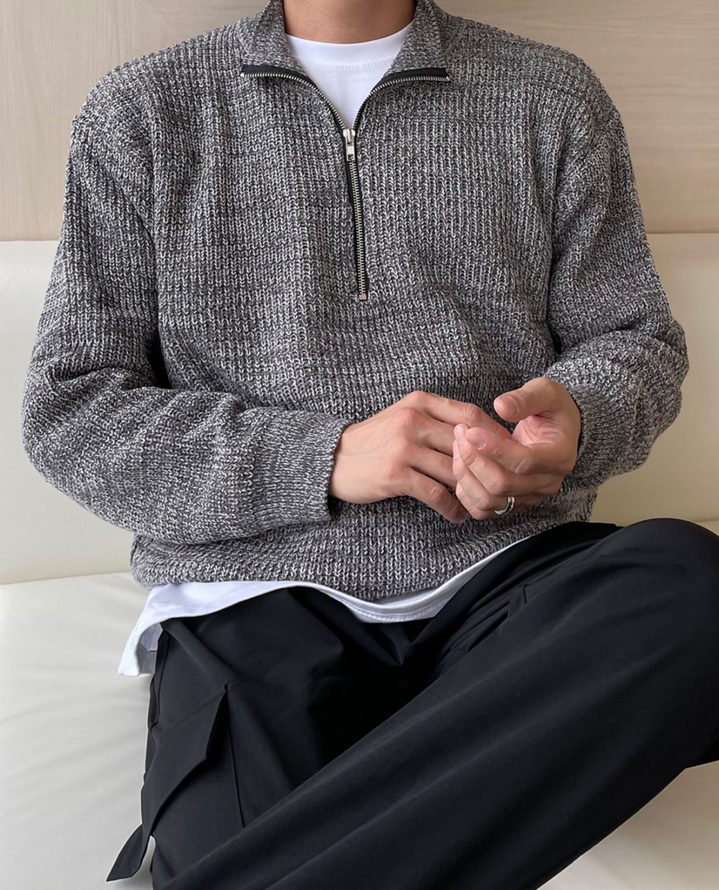 El suéter con cremallera y cuello alto Laruro