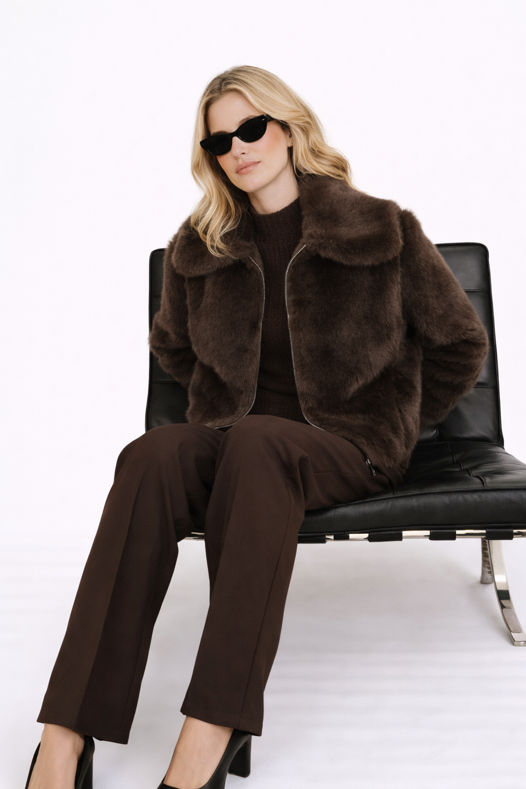 Abrigo de piel sintética color chocolate de Shonna