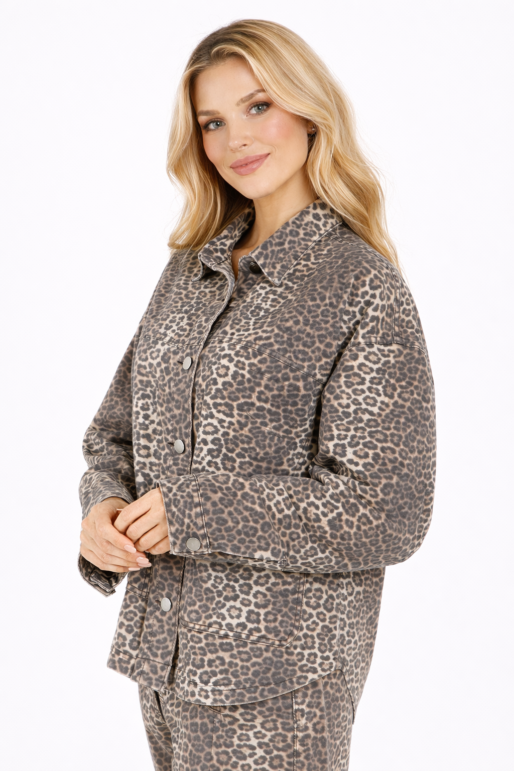 Chaqueta vaquera con estampado de leopardo
