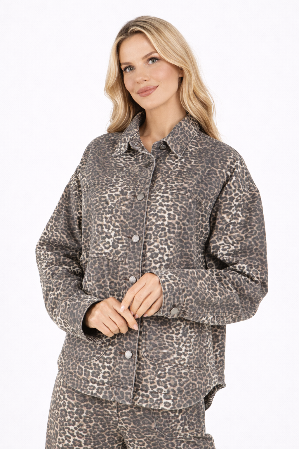 Chaqueta vaquera con estampado de leopardo