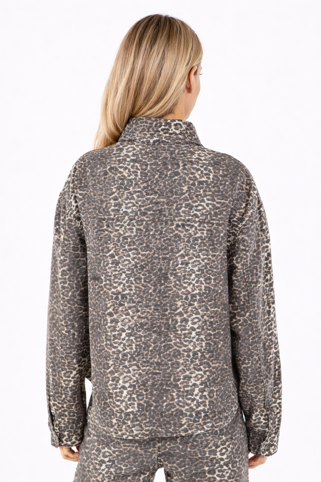Chaqueta vaquera con estampado de leopardo
