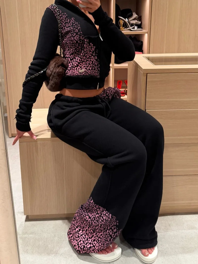Sudadera corta con capucha y cremallera con estampado de leopardo en negro y rosa, pantalones deportivos de pierna ancha a la moda, conjunto de dos piezas de American Hottie