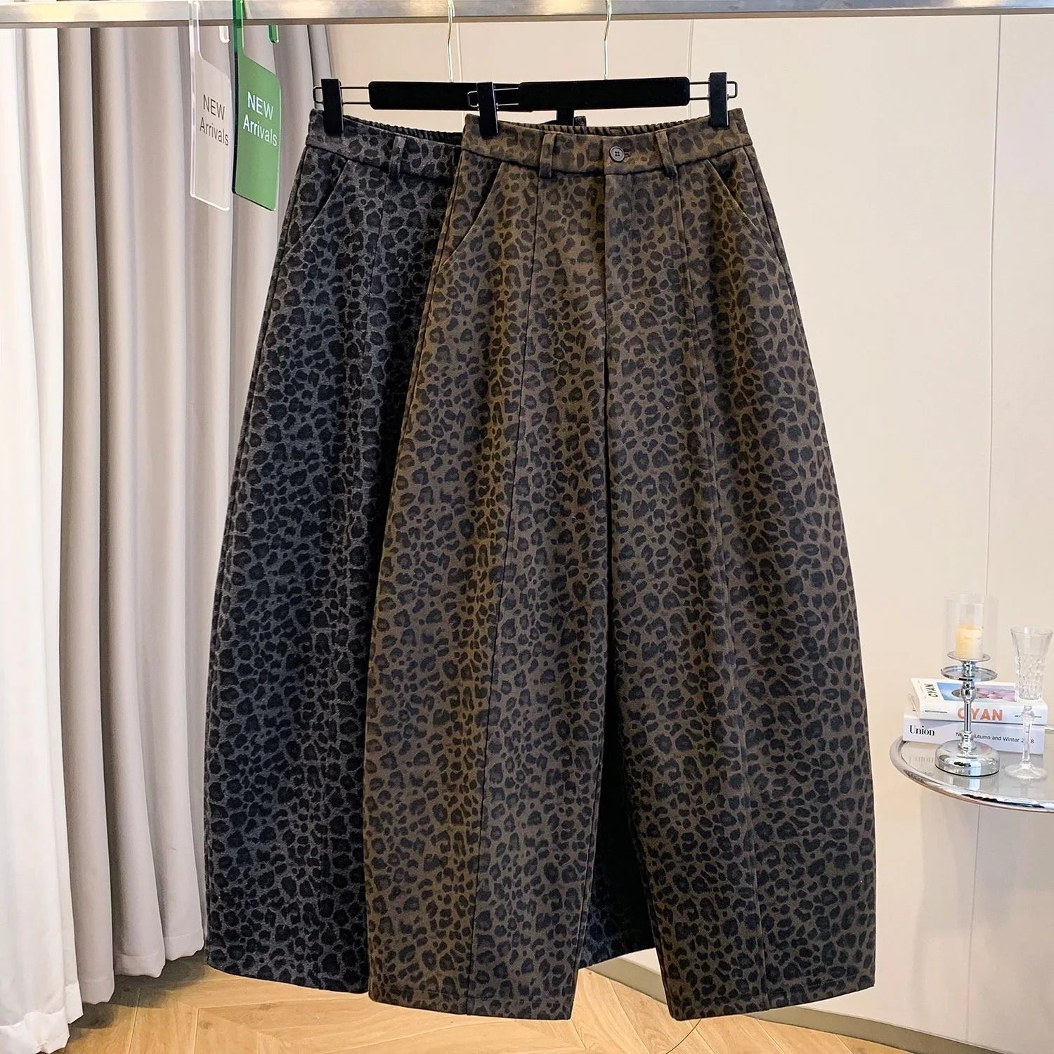 Pantalones de leopardo para mujer, de pierna ancha y gran tamaño y un estilo urbano