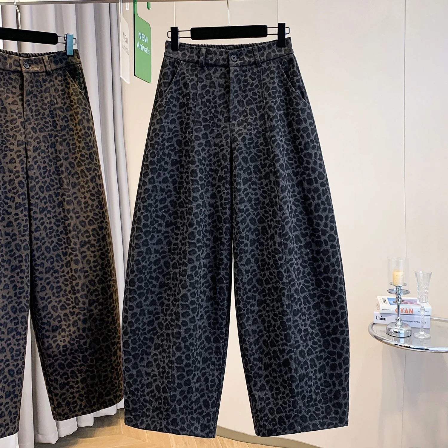 Pantalones de leopardo para mujer, de pierna ancha y gran tamaño y un estilo urbano
