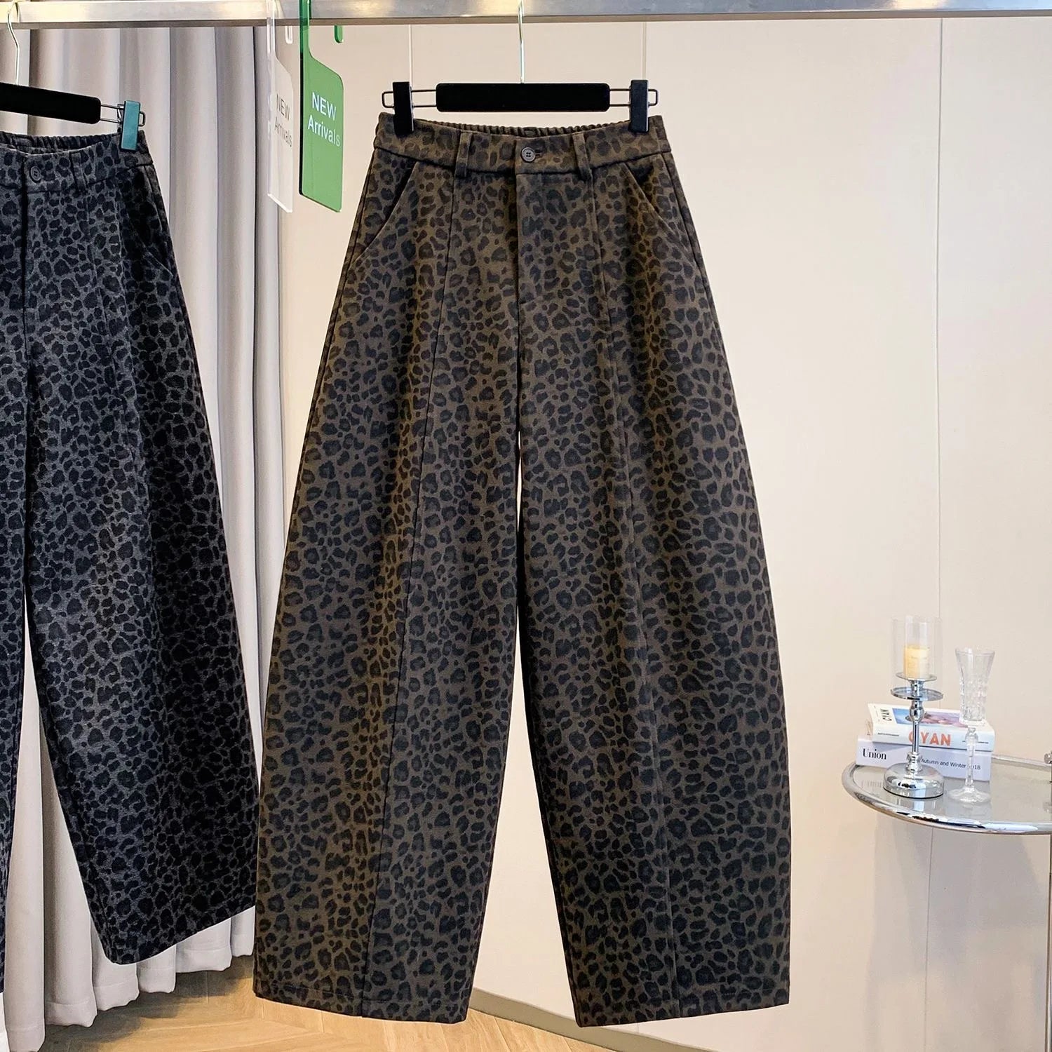 Pantalones de leopardo para mujer, de pierna ancha y gran tamaño y un estilo urbano